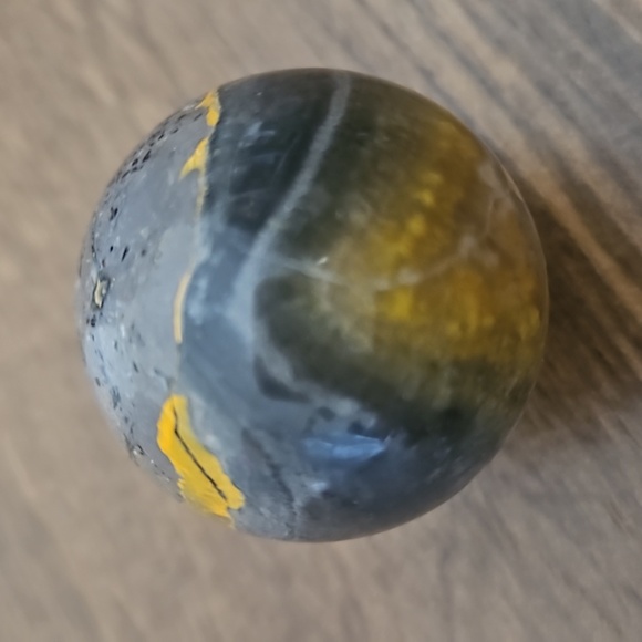 1.2 inch bumblebee jasper sphere. Gorgeous vivid colors. - Picture 2 of 8